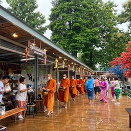 ตลาดริมแคว เมืองท่าขนุน