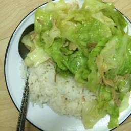 ข้าวราดผัดกะหล่ำปลีน้ำปลา