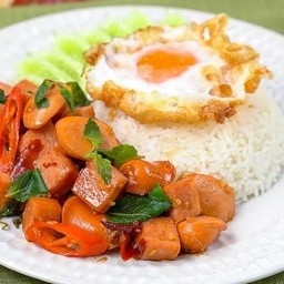 ข้าวกะเพรา ไส้กรอก ฟรี!! ไข่ดาว