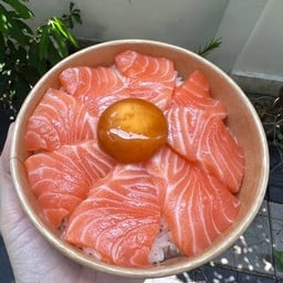 ข้าวหน้าแซลม่อนสดล้วน 8 ชิ้น