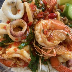 กะเพรากุ้งราดข้าว