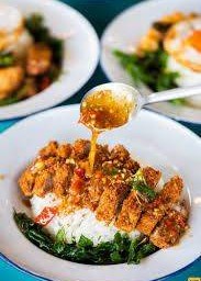 ข้าวไก่กรอบซอสกระเพรา