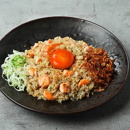 ข้าวผัดแซลมอนไข่ดองและหอมเจียว