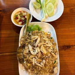 ข้าวผัดปูจานเล็ก  A small plate of crab fried rice.