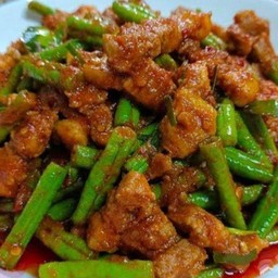 ผัดพริกแกงหมูกรอบ ราดข้าว