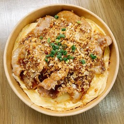 ข้าวไข่ข้นหมูสไลซ์ผัดกระเทียม