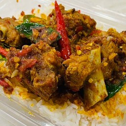 ซี่โครงหมูผัดพริกแกงราดข้าว