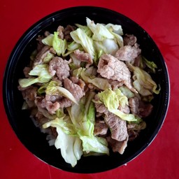 กะหล่ำปลีผัดน้ำปลาราดข้าว