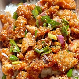 ข้าวไก่กรอบยำแซ่บ
