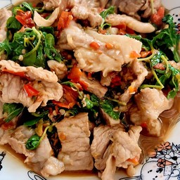 กะเพราหมูชิ้น (กับข้าว)