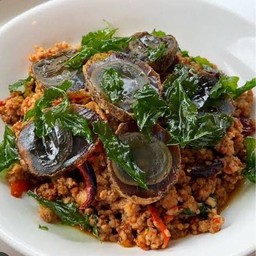 ข้าวราดกะเพราไข่เยี่ยวม้า