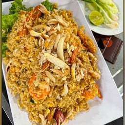 ข้าวผัดทะเลจานใหญ่  A large dish of mixed seafood fried rice.