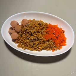 มาม่าเผ็ดไข่กุ้งไส้กรอก