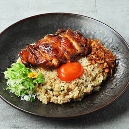 ข้าวผัดไก่ย่างไข่ดองและหอมเจียว