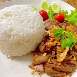 ข้่าวราดกระเทียมหมูชิ้น