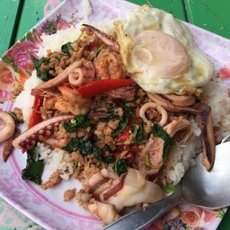 ผัดกระเพารวมมิตรไ+ไข่ดาว