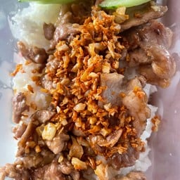 ข้าวราดหมูทอดกระเทียม