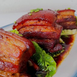 สามชั้นตุ๋นคาคุนิ