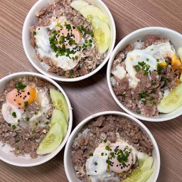 ข้าวหมูสับผัดซีอิ๊วไข่ตอก