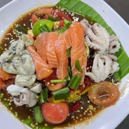 เหลาสามสหาย(หมึกสาย+แซลมอน+หอยนางรม)