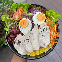 สลัดอกไก่ไข่ต้ม