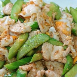 ข้าวหน้าผัดแตงกวาอกไก่ใส่ไข่