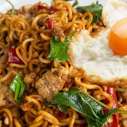 ผัดมาม่ากะเพรา+ไก่+ไข่ดาว
