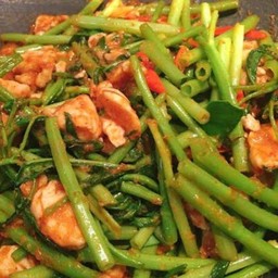 ข้าวหน้าผัดพริกแกงผักบุ้งจีนอกไก่