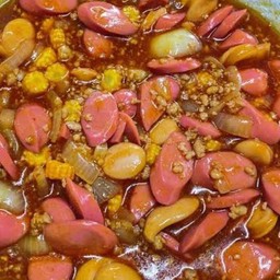 ข้าวหน้าไส้กรอกหนังกรอบ,ไส้กรอกสีชมพู ผัดซอสมะเขือเทศใส่ข้าวโพดอ่อน,หอมใหญ่