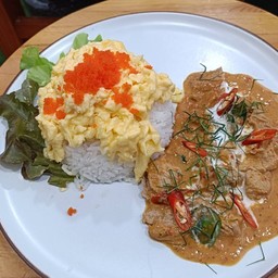 ข้าวพะแนงหมูไข่ข้น