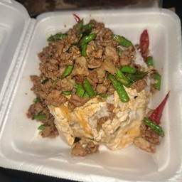 ข้าวกระเพาหมูสับคลุกไข่ขยี้ราดข้าว