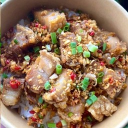 ข้าวหมูกรอบคั่วพริกเกลือ