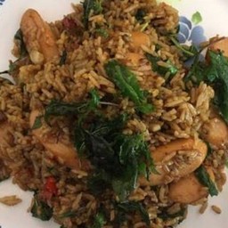 ข้าวคลุกกระเพราไส้กรอก