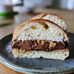 BUN BUTTER CHOCOLATE 1PC ช็อคโกแลตขนมปังเนย 1 ชิ้น