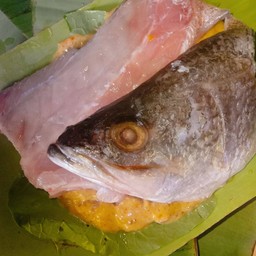 ข้าวห่อหมกย่างกระดูกปลากระพงติดเนื้อ