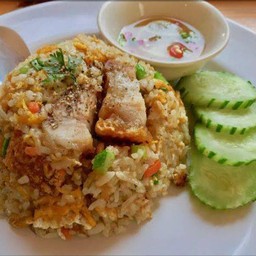 ข้าวผัดหมูกรอบ