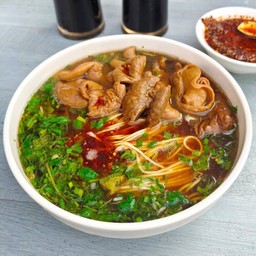 红烧肥肠面 บะหมี่ไส้หมูตุ๋นน้ำแดง