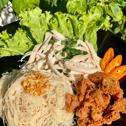หมี่ไก่ฉีก น้ำพริกหนังไก่กรอบ