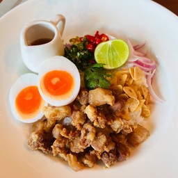 ข้าวขยำหมูสามชั้นทอด
