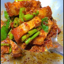 ผัดพริกแกงหมูกรอบ