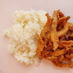 ข้าวเหนียวหมูทอด นันทา หน้าตลาดแพลทินัม