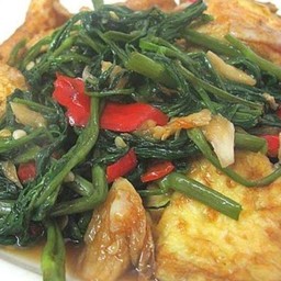 ข้าวหน้าไข่เจียวผัดผักบุ้ง