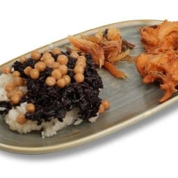 ข้าวเหนียวปลาแห้งย่างกับผักทอดกรอบ