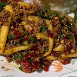 กะเพราหน่อไม้ เนื้อสับกับข้าว