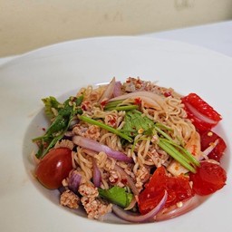 ยำมาม่า ลักซู (หมูสับ, หมูยอ, ไข่แดงเค็ม)