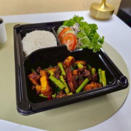 ผัดพริกแกง  หมูกรอบ
