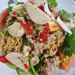 ยำรวมมิตร ข้าวไข่ข้นกะเพราฟรีไข่ เอกมัย ทองหล่อ