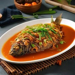 红烧野生鲫鱼 ปลาตะเพียนตุ๋นน้ำแดง