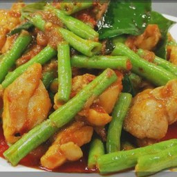 ผัดเครื่องแกงไก่ใส่ถั่งฝักยาว
