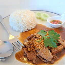 เนื้อกระเทียมราดข้าว